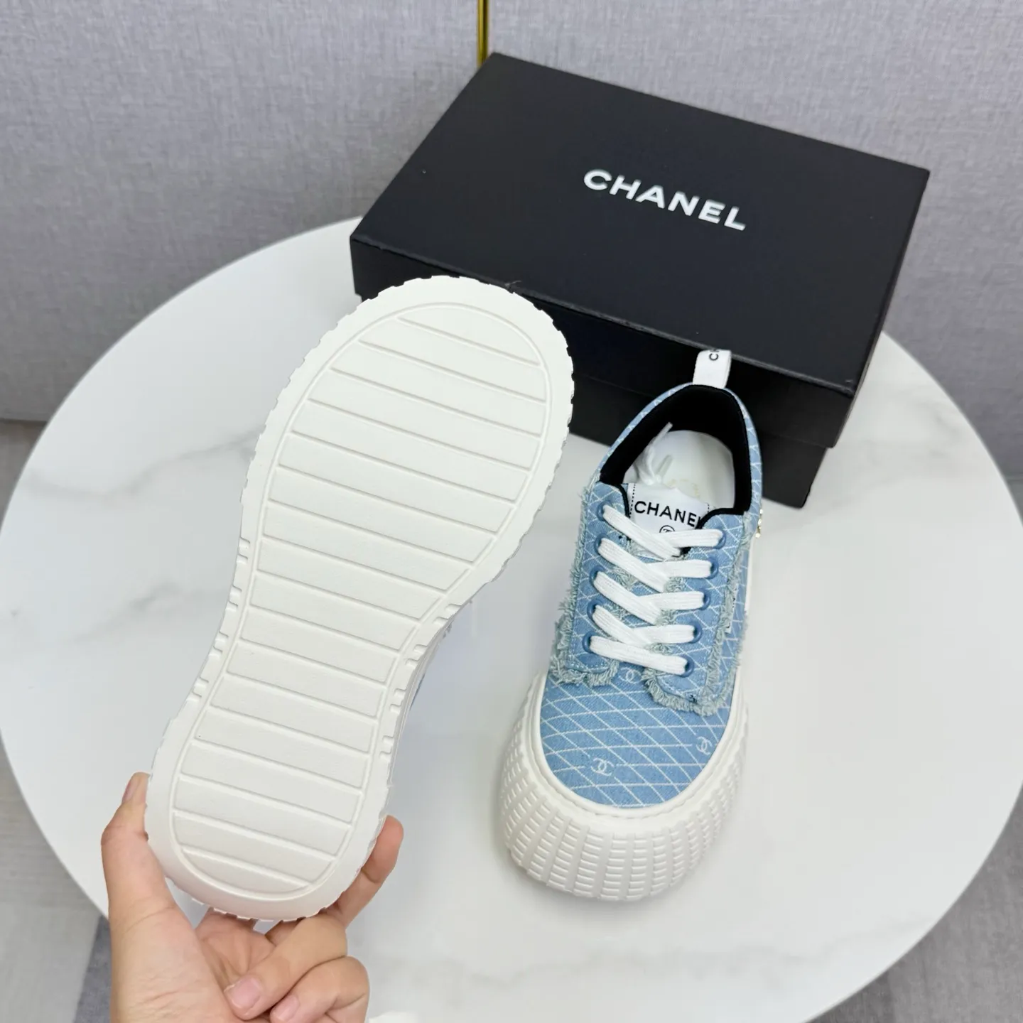 💕💕Factory direct selling price p640💕💕 Chanel Panda Shoes! 2025 counter's top casual sports shoes, this classic design; the upper is in the style of electric embroidery with various techniques; the outsole is fashionable and sporty; the unusual inclusion of a variety of color matching elements... The diversified mix and match is very good-looking and versatile, and can be used for leisure, fashion, sports, and outdoor... ꫛꫀꪝ Go➫ Materials: ❶Upper made of: original imported first-layer silk cowhide + original version waterproof cloth + original first-layer cowhide ❷Inner lining: Original Yangli+wang ❸ Outsole based on: Original TPU combination outsole Counter boutique packaging complete set for women 35–41